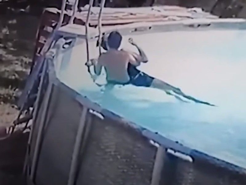 ¡Niño héroe! Salva a su mamá de morir ahogada tras convulsionar en piscina