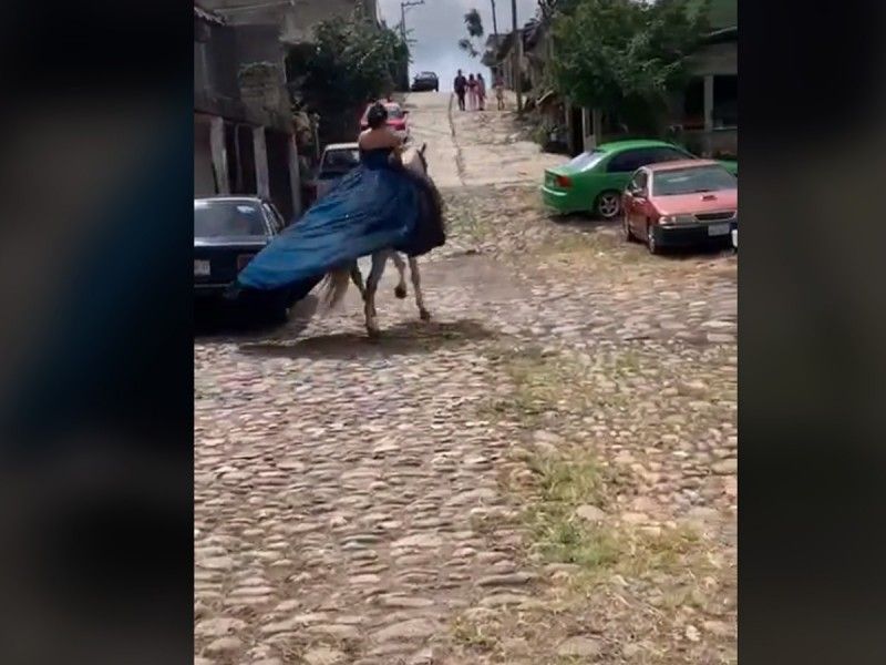 ¡Arre! Caballo ‘se roba’ a quinceañera y el momento se hace viral