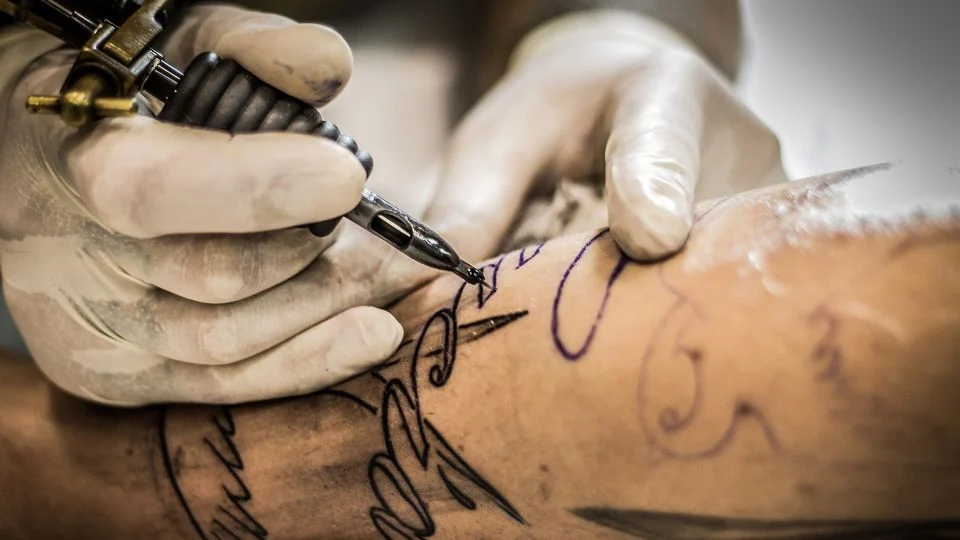¿Quieres hacerte un tatuaje?, estas son las partes del cuerpo donde duele más