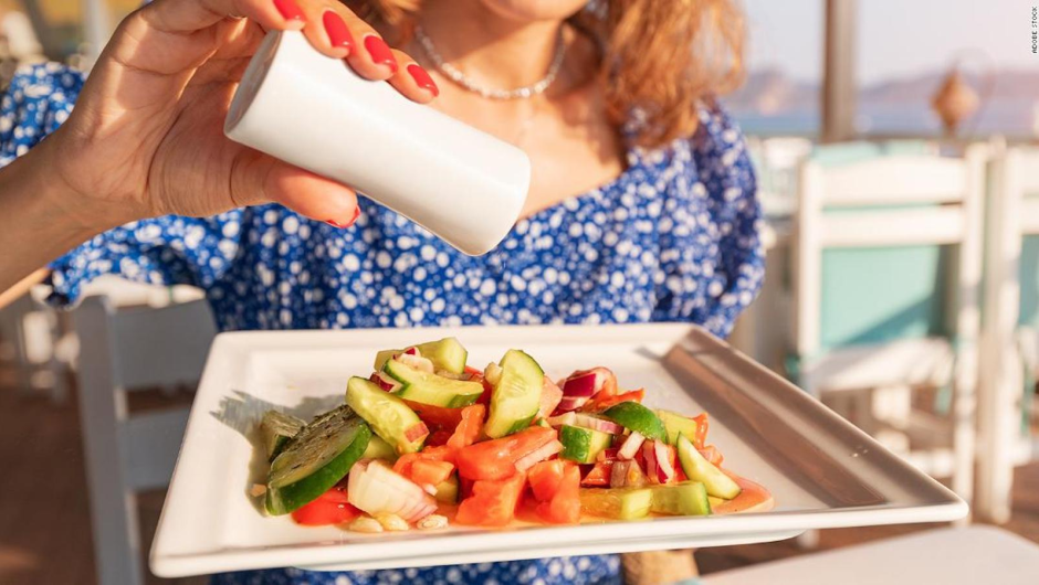 Por qué debes dejar de agregar sal a tus alimentos y qué puedes hacer para que tu comida sepa bien