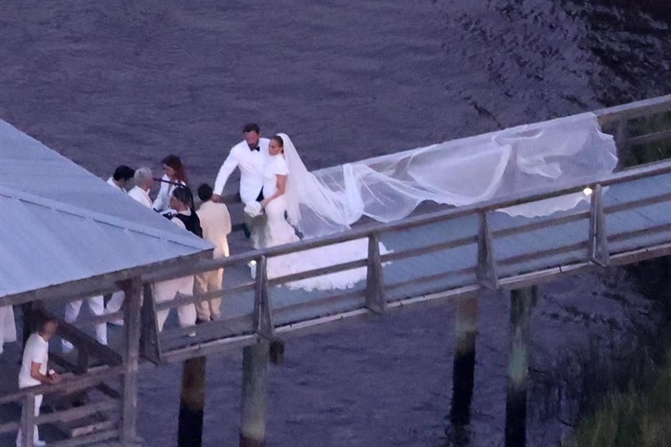 Se casa Jennifer Lopez con vestido de ¡1 millón de dólares!
