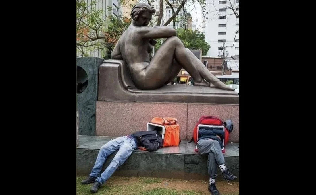 La foto de los repartidores que encendió el debate sobre la “uberización”