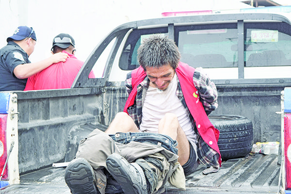 Se baja pantalones frente a soldados