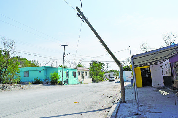 Parte poste en dos y huye de los hechos