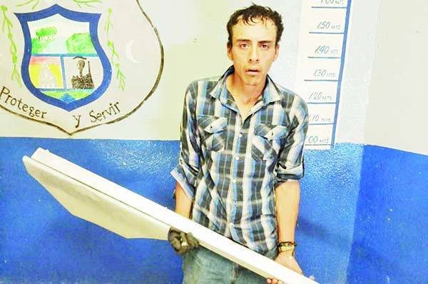 Se roba señalamiento y lo detiene la Policía