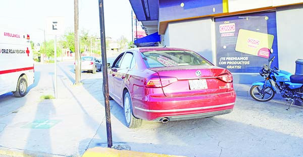 Destroza coche y deja acompañante herido
