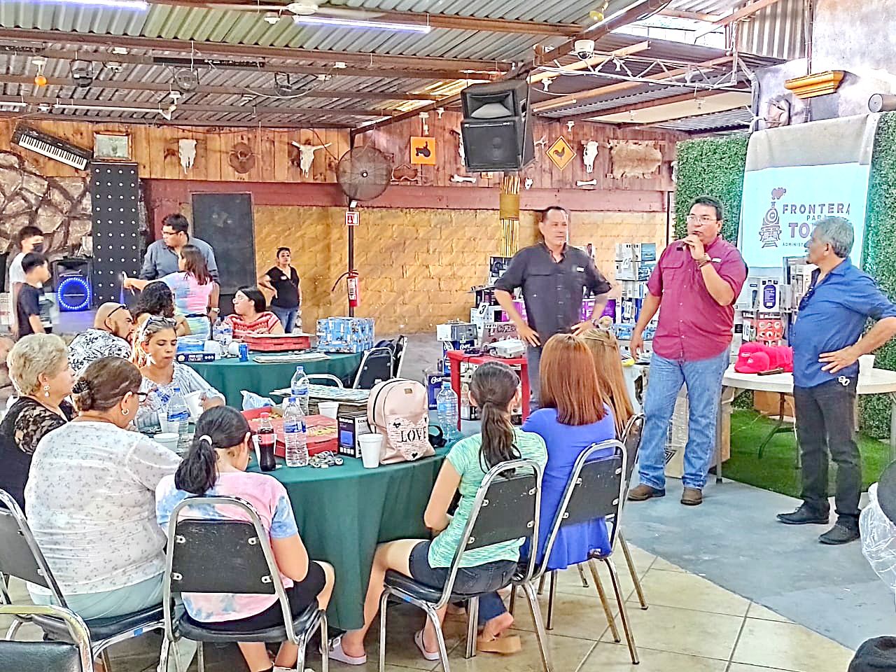 Festejan con cena a bomberos y familia
