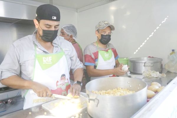 Apoya DIF con alimentos a familiares y rescatistas