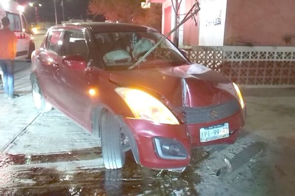 Choca joven ebrio contra comercios