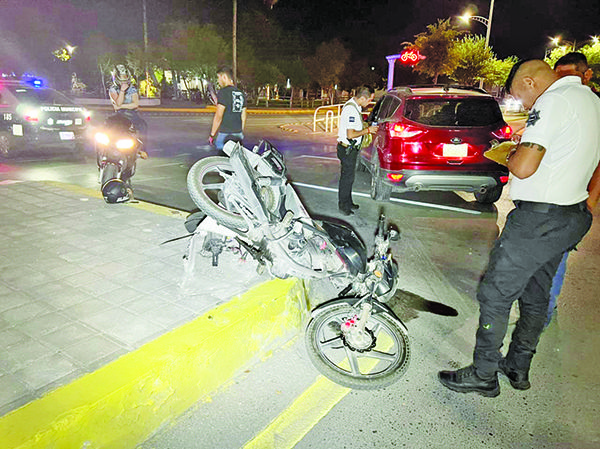 Impacta a motociclista y lo manda al hospital