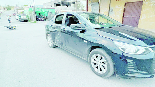Impacta a motociclista conductora en su auto