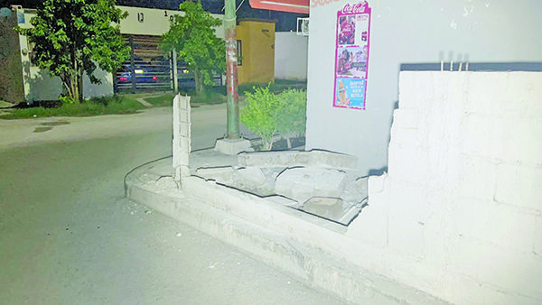 Choca vivienda y tumba la barda