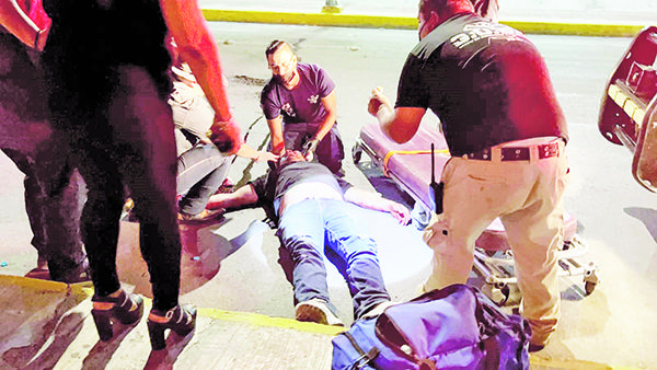 Lo muelen a golpes y lo dejan en la calle
