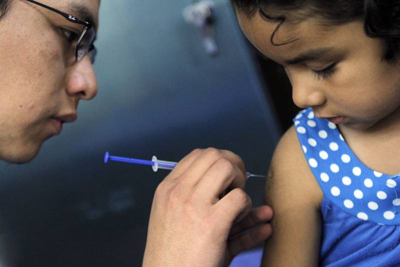 Vacunación COVID a niños: ¿Alargar periodo entre dosis aumenta la inmunidad?