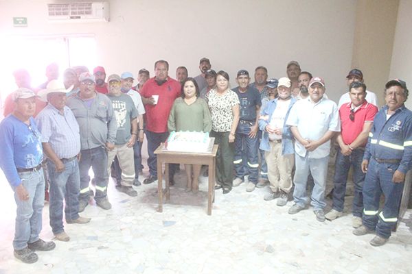Festejan a trabajadores de limpieza en su día