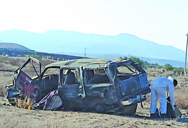 Lo hallan muerto en camioneta volcada
