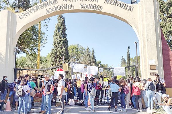 Corren a maestro tras suicidio de estudiante