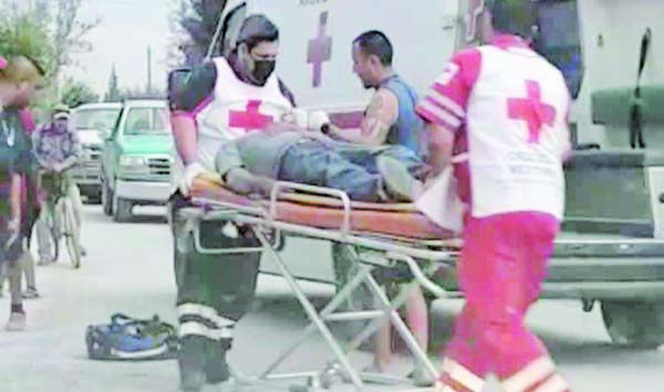 Deja a motociclista tendido en la calle