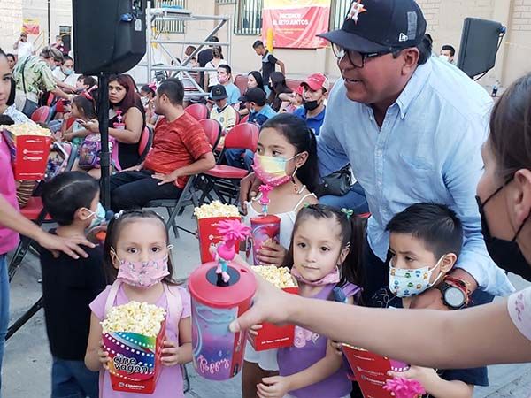 Disfrutan más de 100 niños función de cine