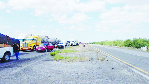 Se accidenta tráiler e incomunica la 57