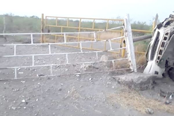 Vuelca y se da a la fuga