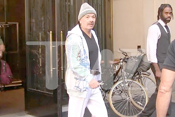 Reaparece Carlos Santana totalmente recuperado