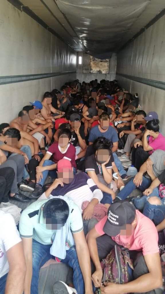 Detectan en tráiler a 127 migrantes