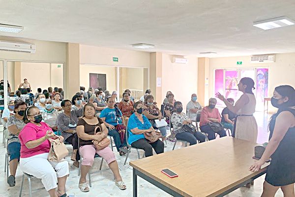 Ofrecen conferencia a adultos mayores