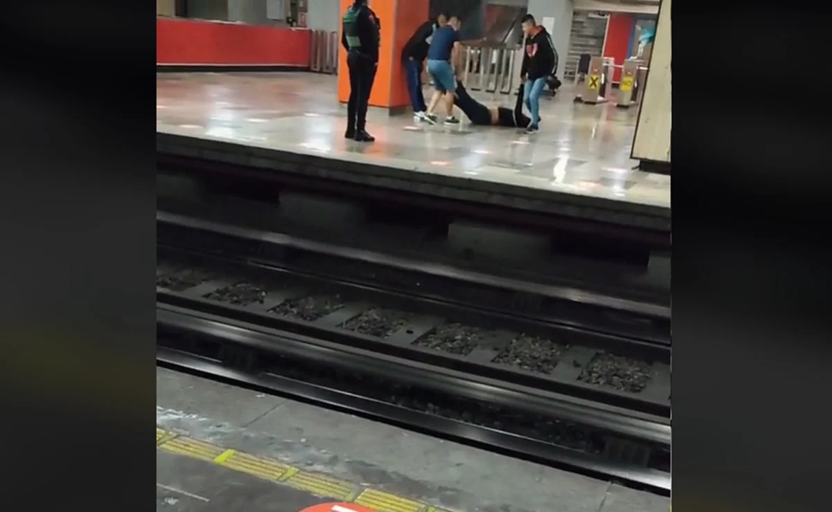 «Llegamos juntos, nos vamos juntos», jóvenes arrastran a su amigo hasta el anden del Metro luego de una noche de copas