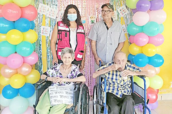 Festeja Frontera a abuelitos del asilo