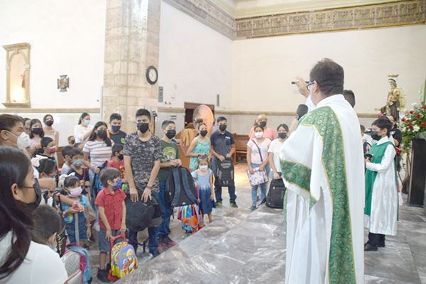 Bendice iglesia a estudiantes