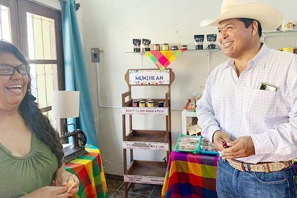 Refrendan compromiso con comerciantes de CC