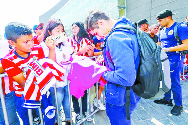 ‘Cone’ Brizuela calla a aficionados de Chivas