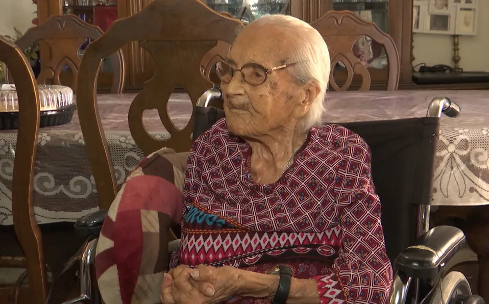 Con caballito de tequila y festejo, Doña Angelita celebra sus 109 años en Coahuila