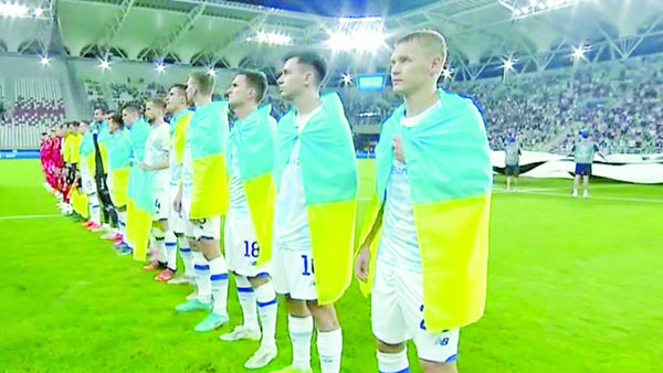 CHAMPIONS LEAGUE: JUGADORES DEL DINAMO DE KIEV SALTARON A LA CANCHA CON BANDERAS DE UCRANIA