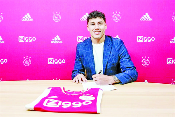 Da Edson Álvarez bienvenida a Jorge Sánchez al Ajax