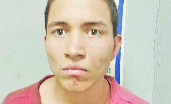 Vapulea con varilla a policía preventivo