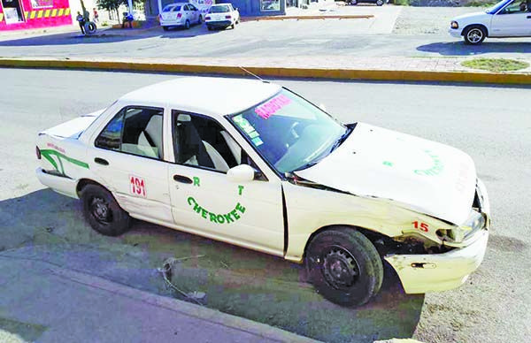 Atrabancado taxista choca con camioneta