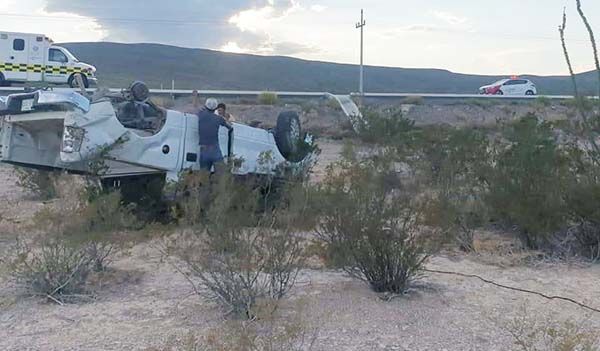 Familia herida al volcar camioneta