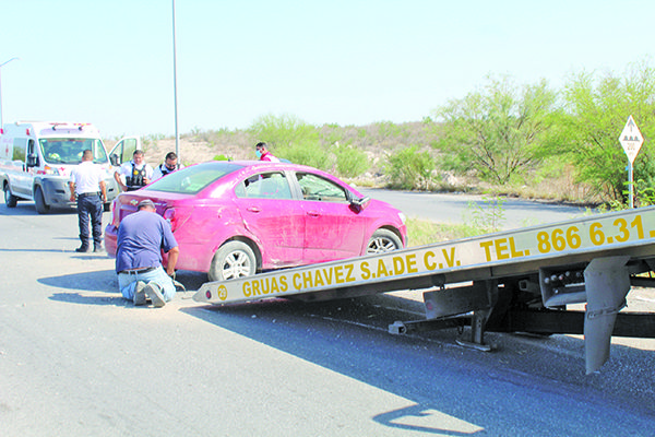 Abandona carro luego de volcar…