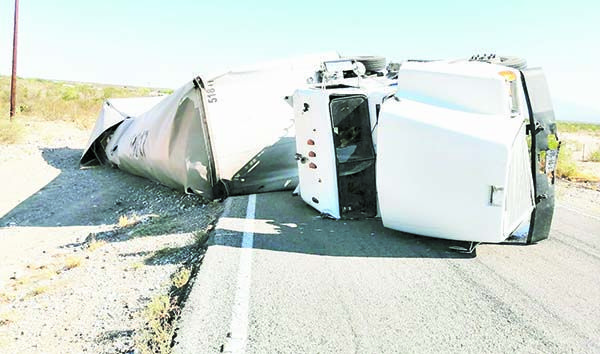 Carga hace volcar tráiler