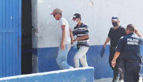 Dúo molesta en gasolinera