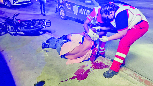 Banqueta tumba a ebrio motociclista