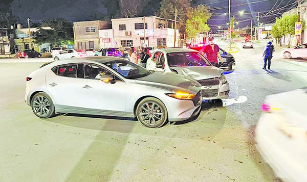 Atrabancada mujer provoca accidente