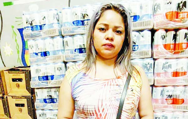 Mujer hace boquete para robar cerveza