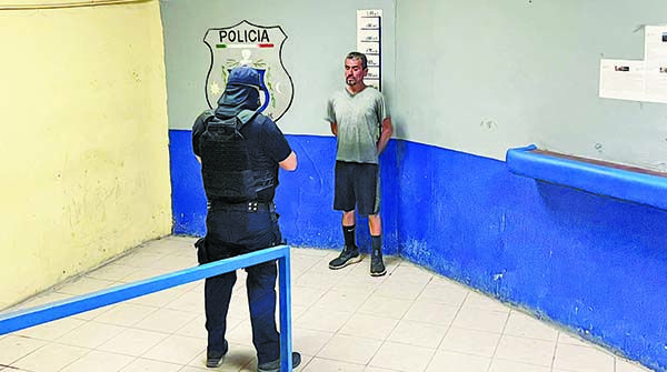 Se le suben las copas y molesta a su esposa