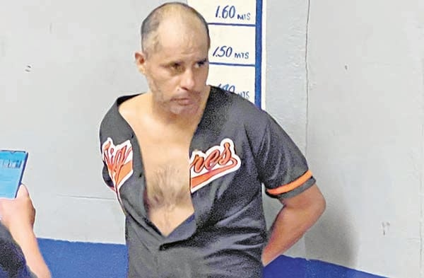 Drogadicto asegura decapitar a esposa