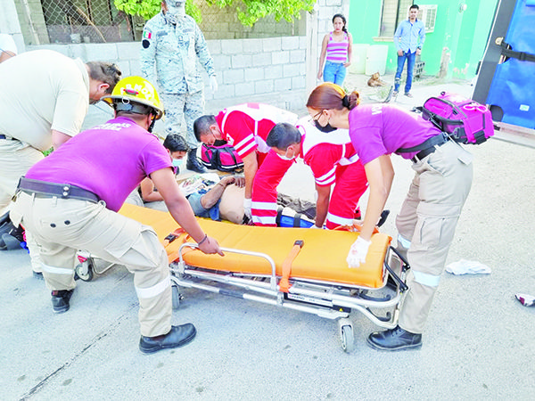Cafre prepotente embiste a moto