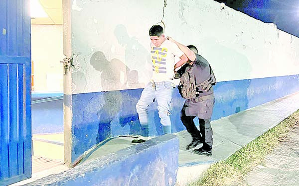 Frustran asalto a céntrica farmacia