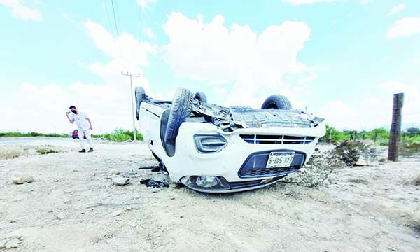 Mujer ilesa al volcar su auto